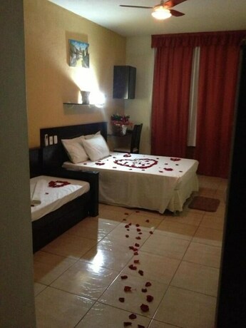 Imagen de la habitación del Hotel Pousada Tropic&aacute;lia. Foto 21