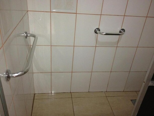 Imagen de la habitación del Hotel Pousada Tropic&aacute;lia. Foto 25