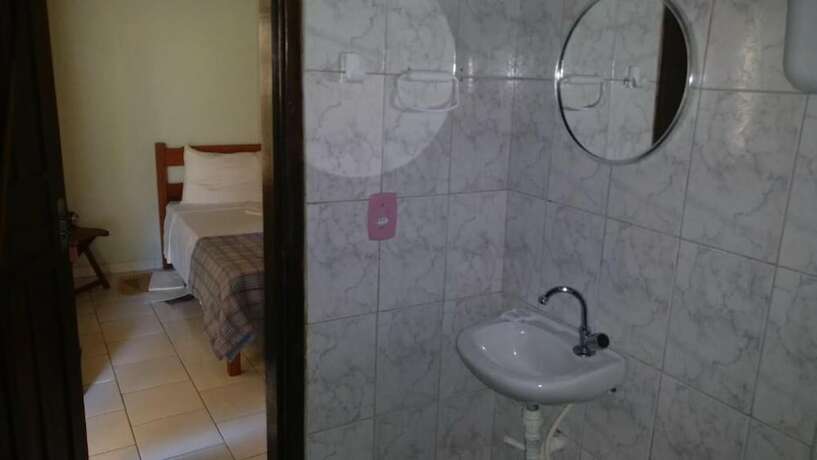 Imagen de la habitación del Hotel Pousada Tropic&aacute;lia. Foto 28