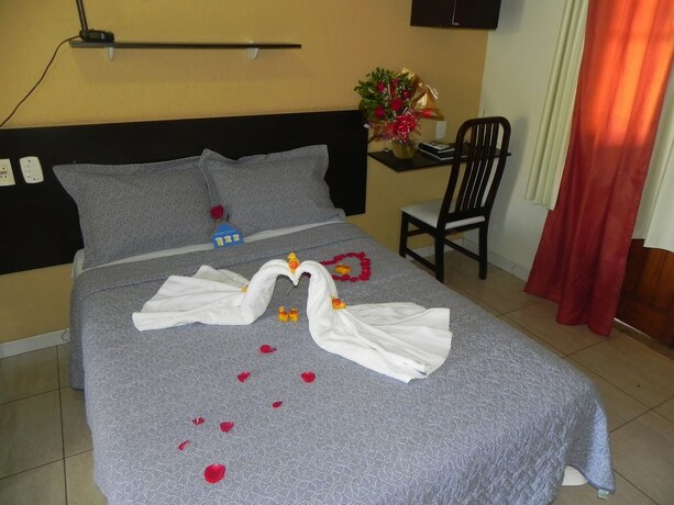 Imagen de la habitación del Hotel Pousada Tropic&aacute;lia. Foto 31