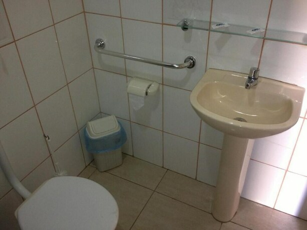 Imagen de la habitación del Hotel Pousada Tropic&aacute;lia. Foto 33