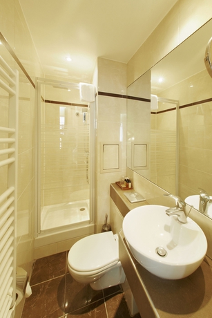 Imagen de la habitación del Hotel Poussin. Foto 11