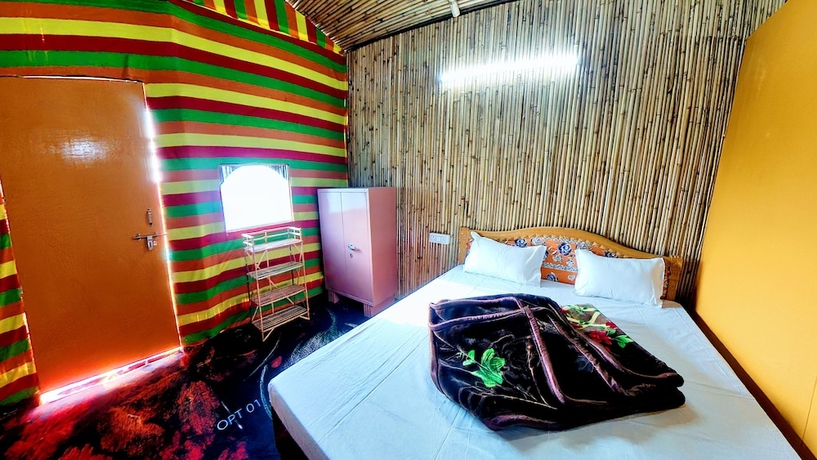 Imagen de la habitación del Hotel Prabhu Premi Sevashray, Karchana. Foto 4