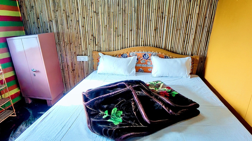 Imagen de la habitación del Hotel Prabhu Premi Sevashray, Karchana. Foto 5
