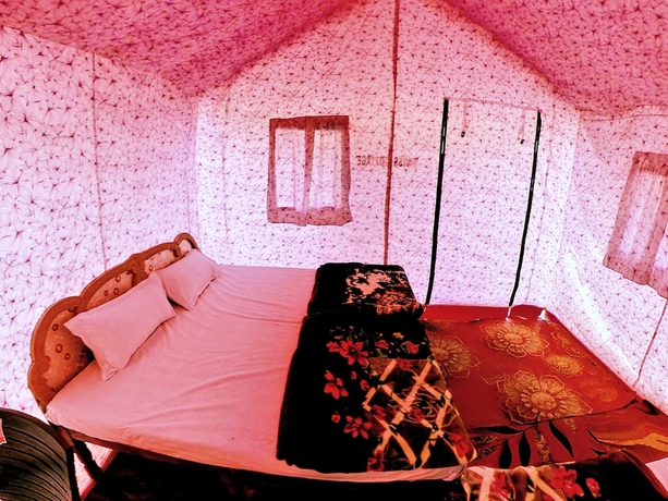 Imagen de la habitación del Hotel Prabhu Premi Sevashray, Karchana. Foto 7