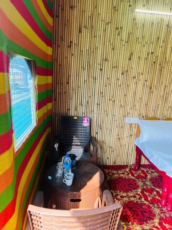 Imagen de la habitación del Hotel Prabhu Premi Sevashray, Karchana. Foto 12
