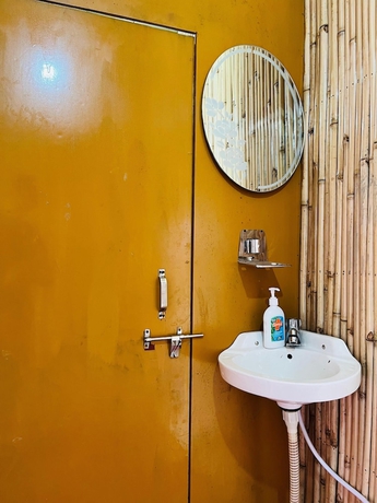 Imagen de la habitación del Hotel Prabhu Premi Sevashray, Karchana. Foto 15