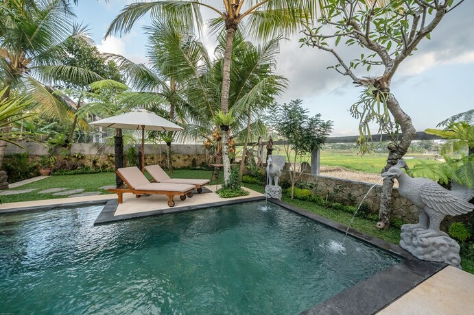 Imagen de la piscina del Hotel Prabhu Ubud Villa. Foto 36