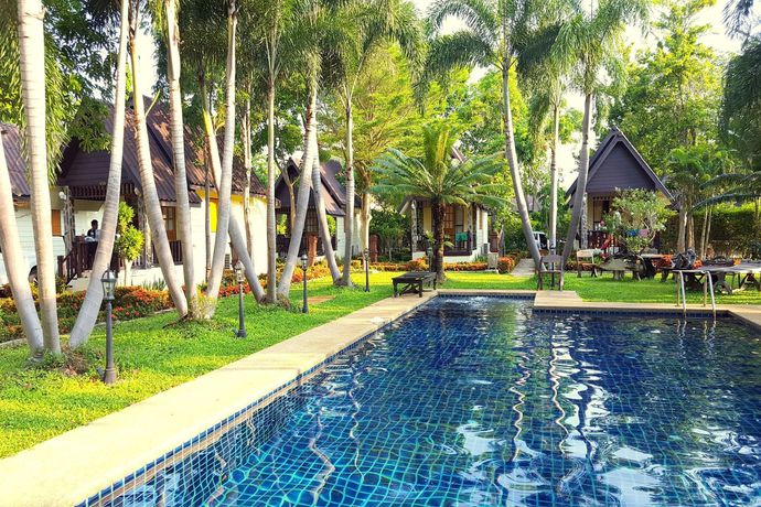 Imagen de la piscina del Hotel Prachuab Garden View Resort. Foto 14