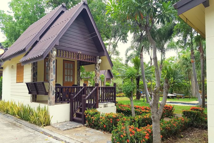 Imagen de la piscina del Hotel Prachuab Garden View Resort. Foto 15