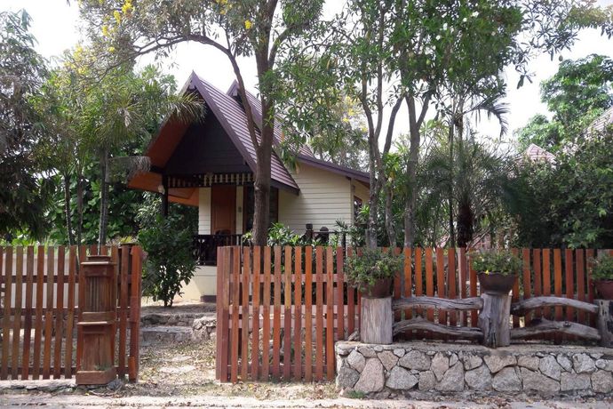 Imagen de la piscina del Hotel Prachuab Garden View Resort. Foto 16