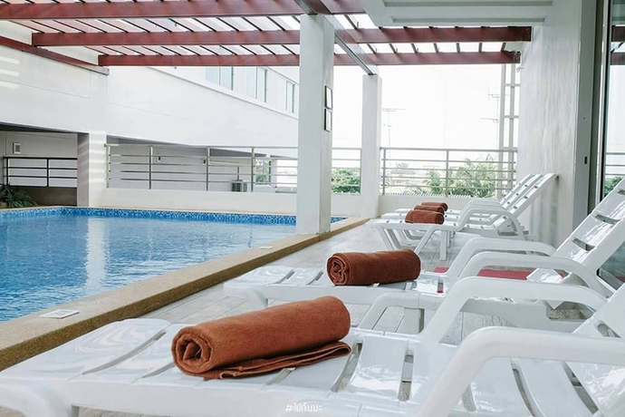 Imagen de la piscina del Hotel Prachuap Grand. Foto 16
