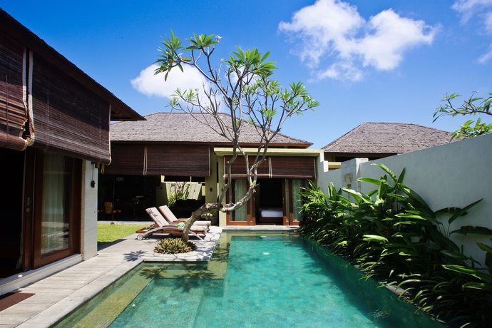 Imagen de la piscina del Hotel Pradha Villas Seminyak. Foto 12