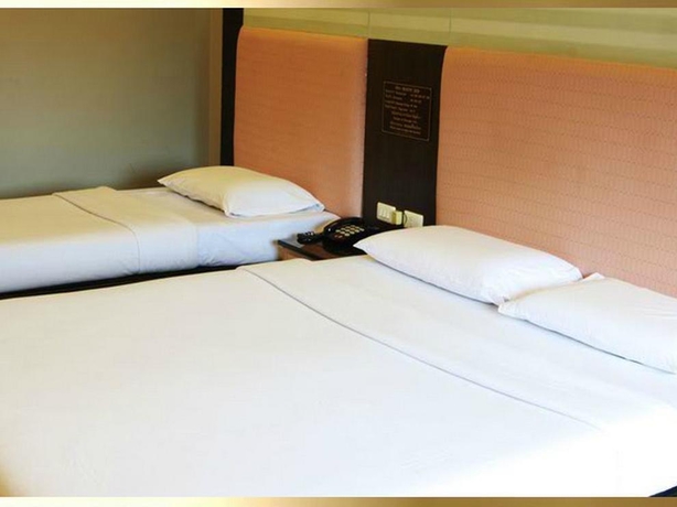 Imagen de la habitación del Hotel Pradipat Hotel. Foto 5