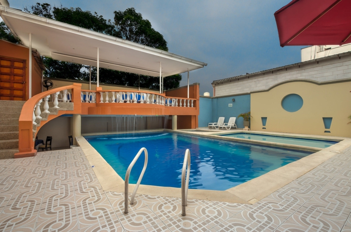 Imagen de la piscina del Hotel Prado 72. Foto 16