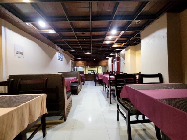 Imagen del bar/restaurante del Hotel Pradyut. Foto 2