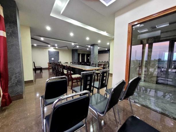 Imagen del bar/restaurante del Hotel Pradyut. Foto 3