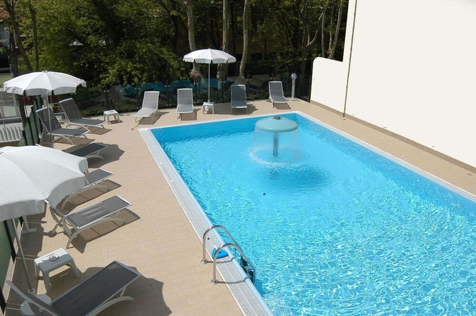 Imagen de la piscina del Hotel Prater. Foto 18