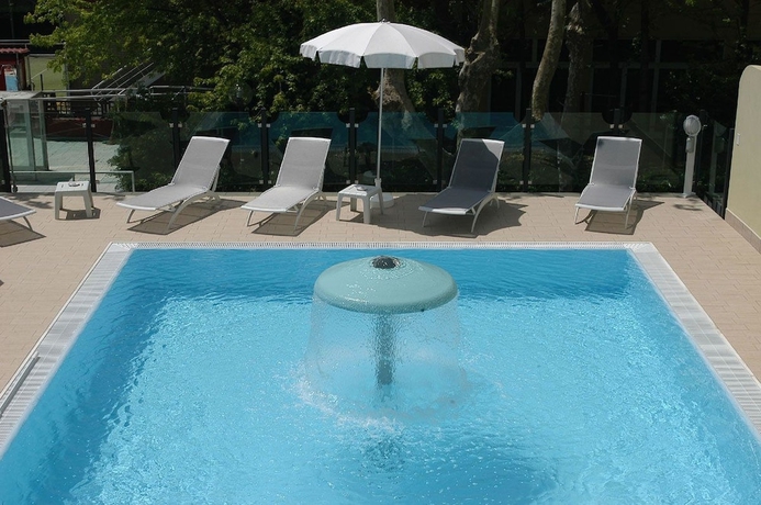 Imagen de la piscina del Hotel Prater. Foto 19