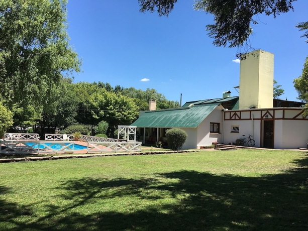 Imagen de la piscina del Hotel Prater, VILLA GENERAL BELGRANO. Foto 15