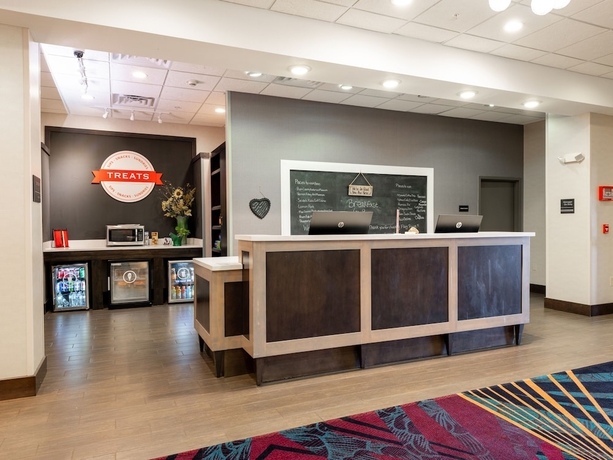 Imagen de los interiores del Hotel Pratt Inn and Suites. Foto 10