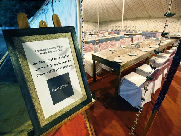 Imagen del bar/restaurante del Hotel Prayag Divine Kumbh Camp - Hostel. Foto 3