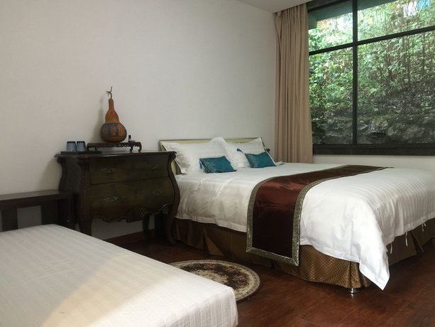 Imagen de la habitación del Hotel Prdeiction. Foto 10