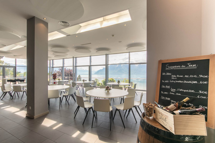 Imagen del bar/restaurante del Hotel Préalpina. Foto 11