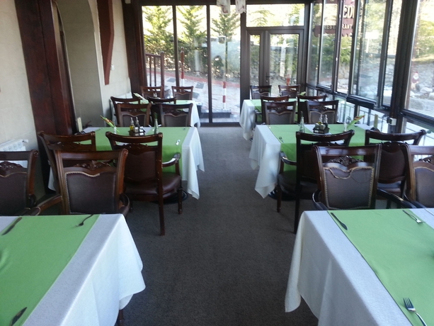 Imagen del bar/restaurante del Hotel Predeal Comfort Suites. Foto 2