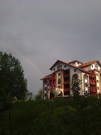 Imagen de los exteriores del Hotel Predeal Comfort Suites. Foto 13