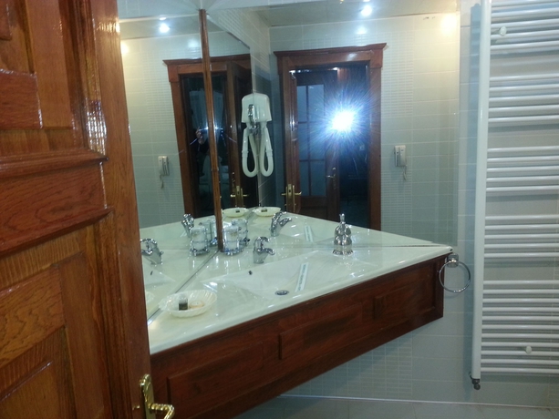 Imagen de la habitación del Hotel Predeal Comfort Suites. Foto 11