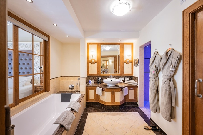 Imagen de la habitación del Hotel Preidlhof - Luxury DolceVita Resort. Foto 8