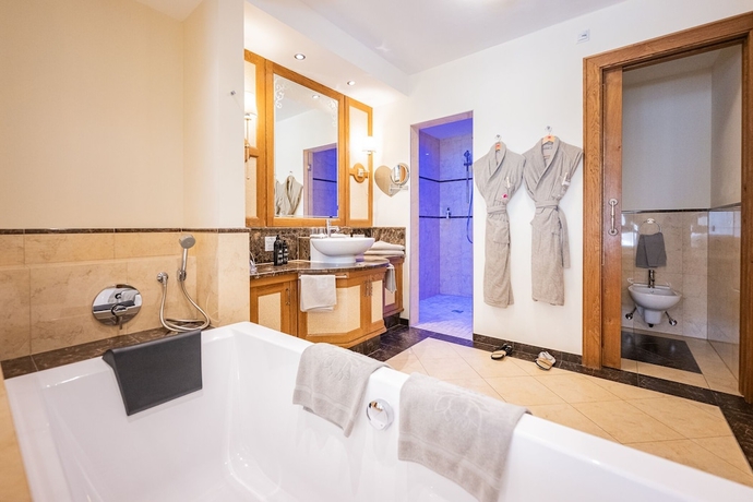 Imagen de la habitación del Hotel Preidlhof - Luxury DolceVita Resort. Foto 9