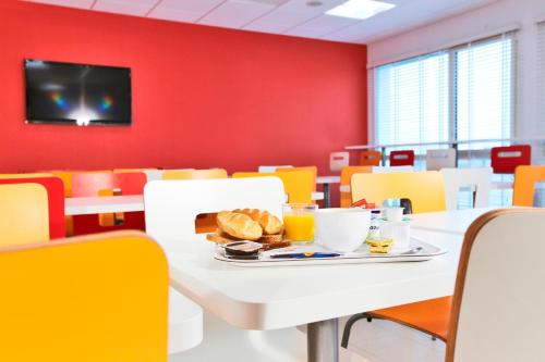 Imagen del bar/restaurante del Hotel Premi&egrave;re Classe Caen Nord - M&eacute;morial. Foto 11