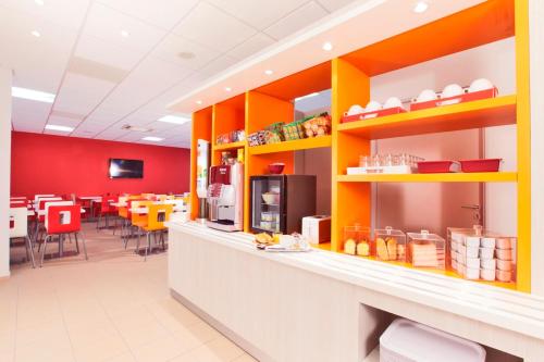 Imagen del bar/restaurante del Hotel Premi&egrave;re Classe Caen Nord - M&eacute;morial. Foto 12