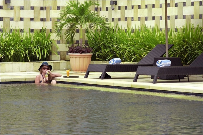 Imagen de la piscina del Hotel Premier Basko Padang. Foto 12