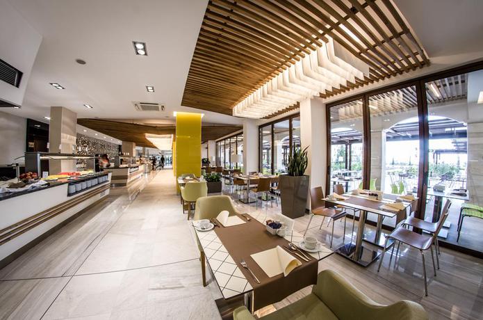 Imagen del bar/restaurante del Hotel Premier Fort Sands Resort - Full Board. Foto 4
