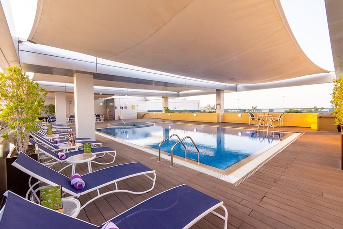 Imagen de la piscina del Hotel Premier Inn Abu Dhabi Int Airport. Foto 17
