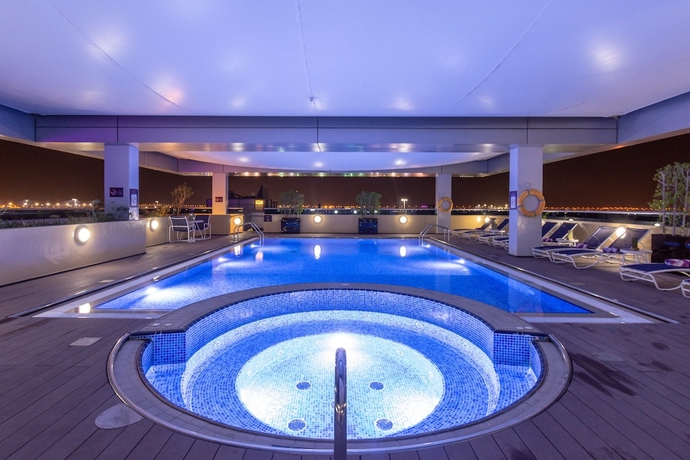 Imagen de la piscina del Hotel Premier Inn Abu Dhabi Int Airport. Foto 18