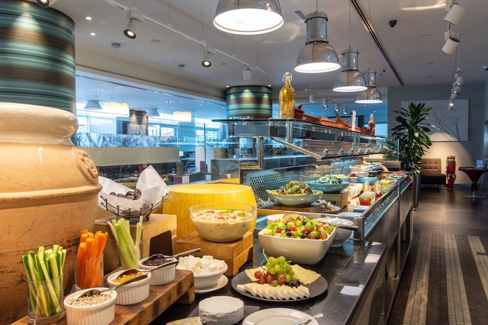 Imagen del bar/restaurante del Hotel Premier Inn Abu Dhabi Int Airport. Foto 2