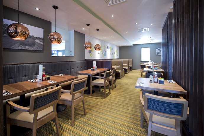 Imagen del bar/restaurante del Hotel Premier Inn Addlestone. Foto 2