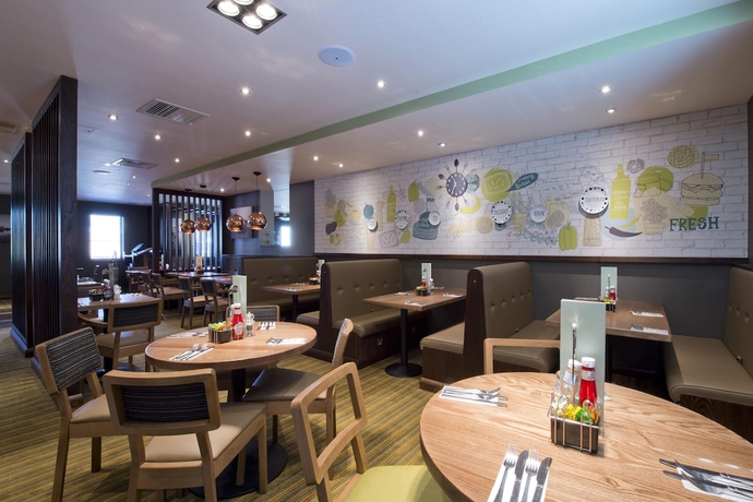 Imagen del bar/restaurante del Hotel Premier Inn Addlestone. Foto 3