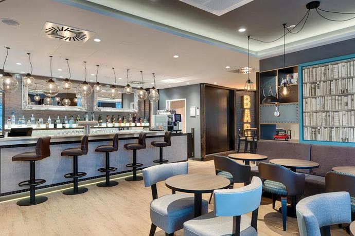 Imagen del bar/restaurante del Hotel Premier Inn Berlin Kurf&uuml;rstendamm. Foto 2