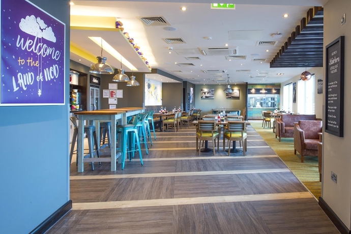 Imagen del bar/restaurante del Hotel Premier Inn Bude. Foto 2