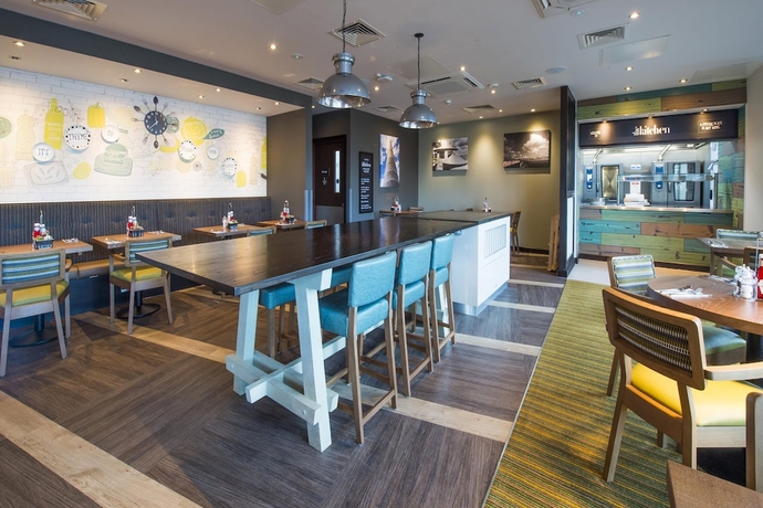 Imagen del bar/restaurante del Hotel Premier Inn Bude. Foto 3