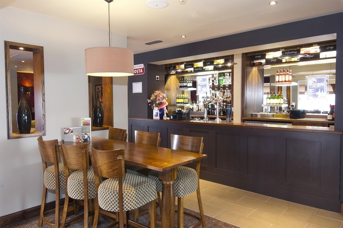 Imagen del bar/restaurante del Hotel Premier Inn Camberley. Foto 2