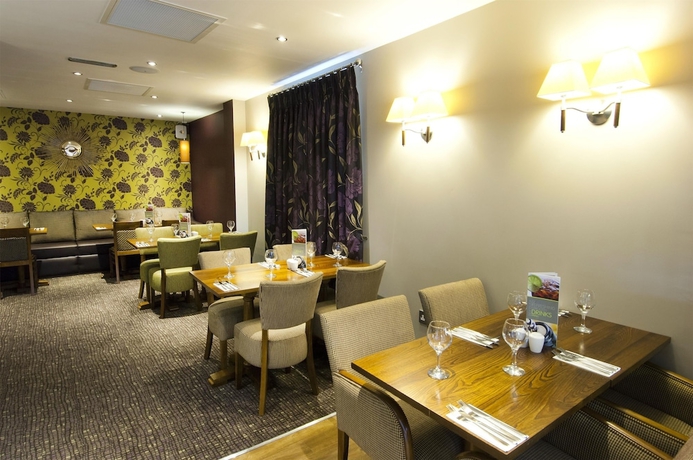 Imagen del bar/restaurante del Hotel Premier Inn Camberley. Foto 5