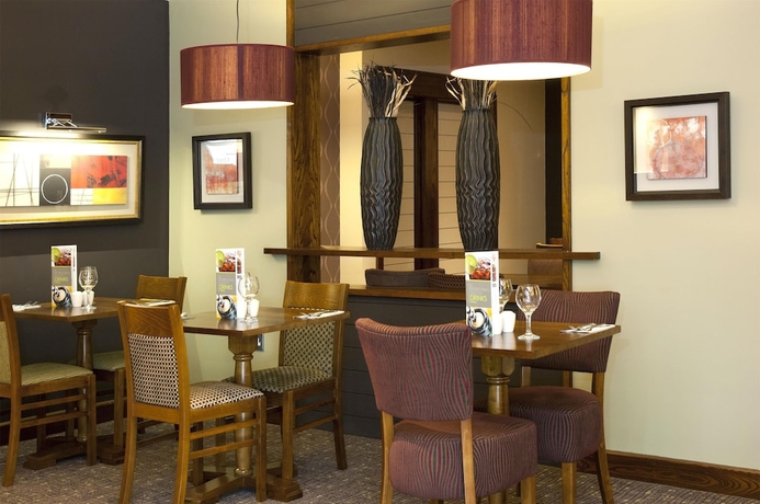 Imagen del bar/restaurante del Hotel Premier Inn Camberley. Foto 6