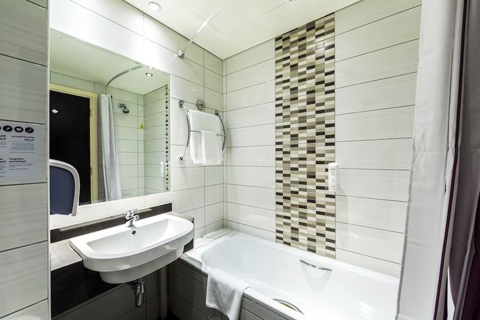 Imagen de la habitación del Hotel Premier Inn Doha Education City. Foto 2