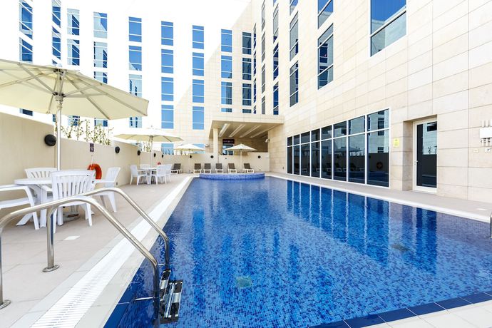 Imagen de la piscina del Hotel Premier Inn Doha Education City. Foto 17